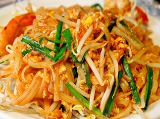 Phat Thai ist ein Nudelgericht mit Sojasprossen