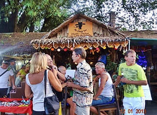 Touristen vor der Mr.Chay Bar - Bang Niang Markt - Khao Lak